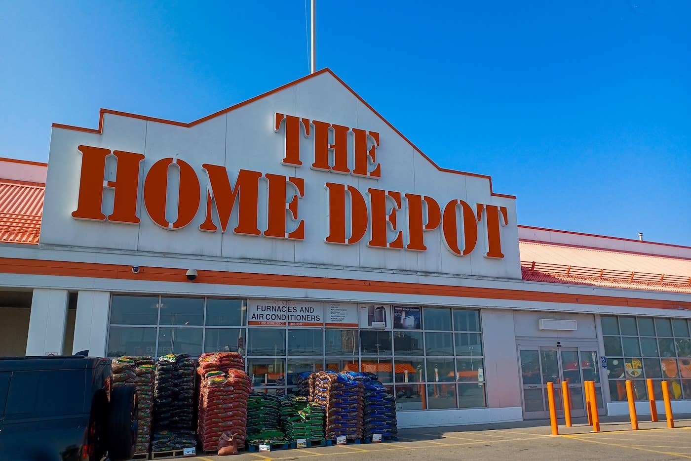 Home Depot’s Cute $18 Hummingbird Feeder Brings All the Birds to the Yard