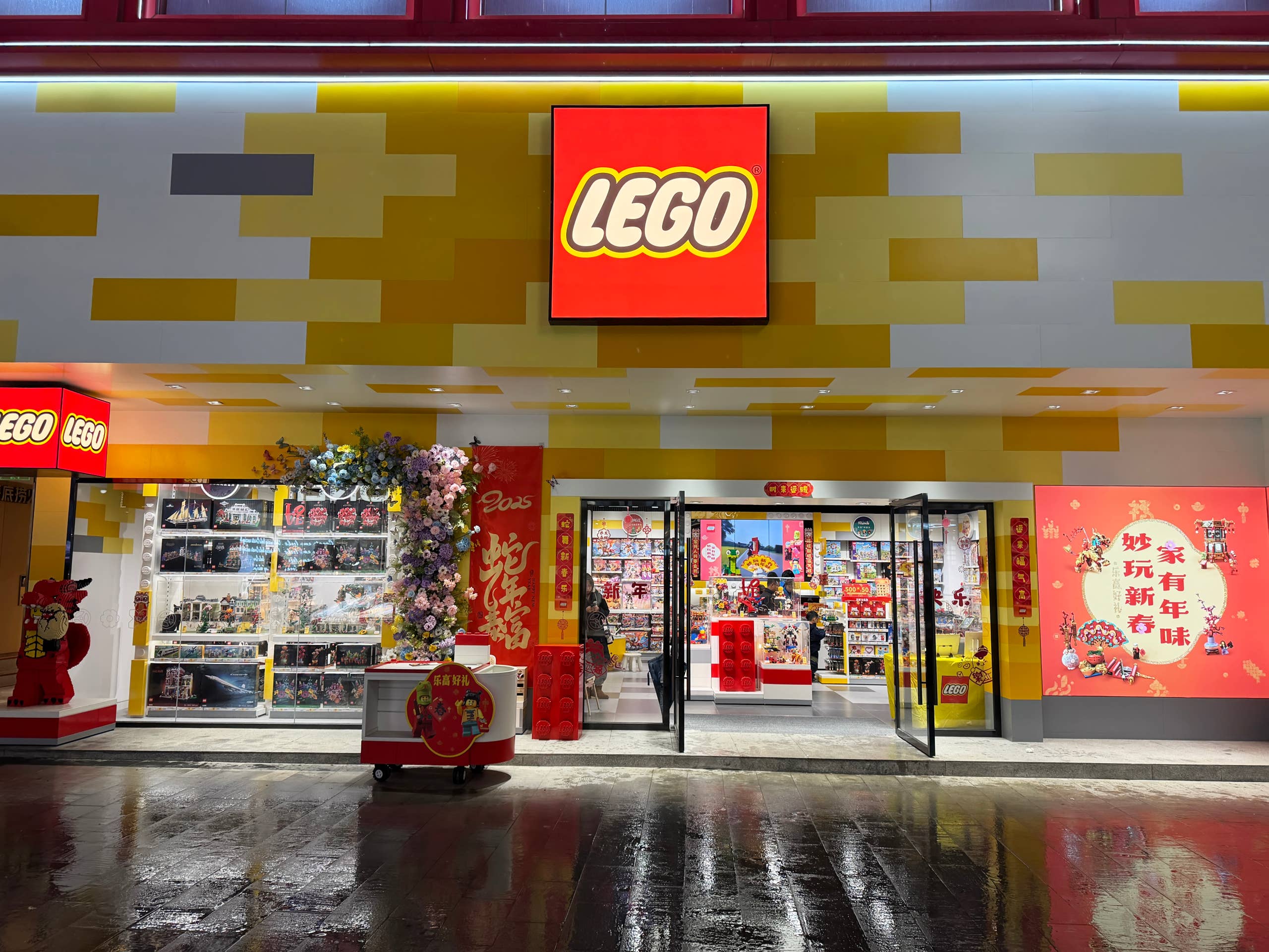 Walmart’s Adorable 225-Piece Toucan Lego Set Is a ‘Great Gift’ for Bird Lovers