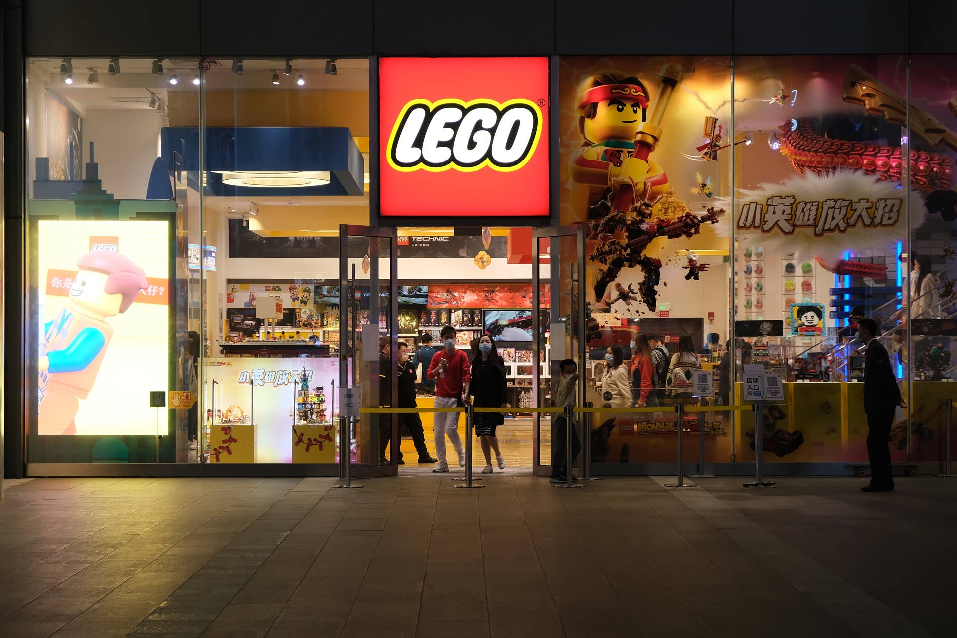 Amazon Is Selling a Majestic 839-Piece Lion Lego Set Perfect for