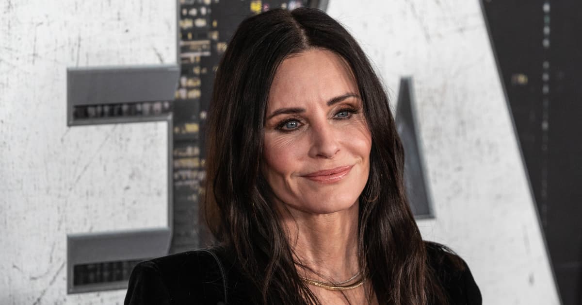 Actress Courtney Cox Tries Viral Trend to Test a Dog's Intelligence ...