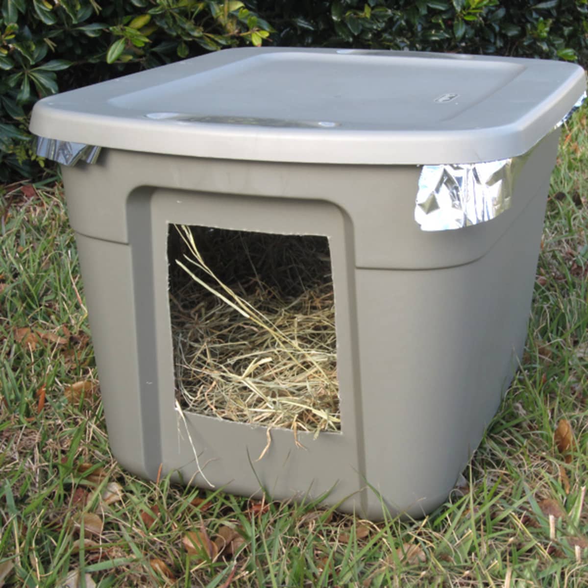 Build an Emergency Cold Weather Shelter for Stray or Feral Cats PetHelpful