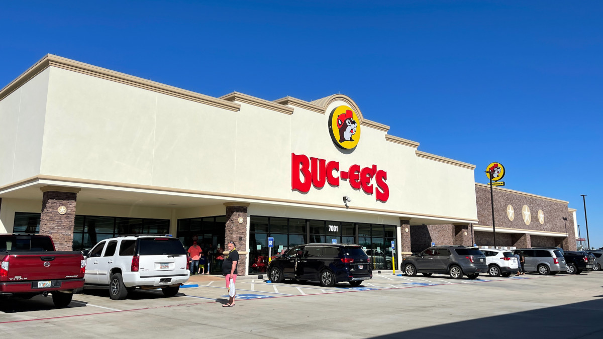 Man and His Service Duck Banned From Buc-ee's for Life and People Are ...